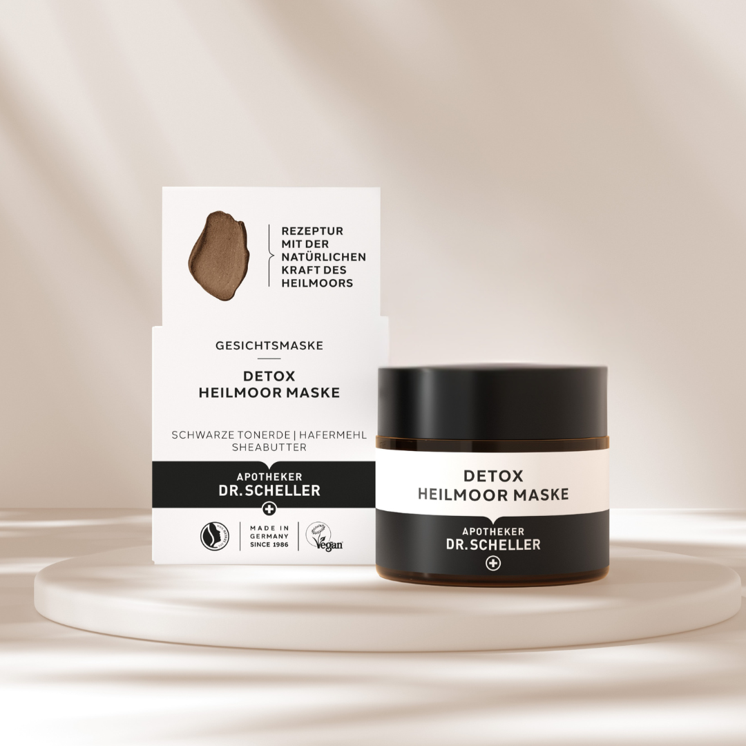 Stimmungsbild der Detox Heilmoor Maske auf dem die Faltschachtel und der Tiegel zu sehen ist